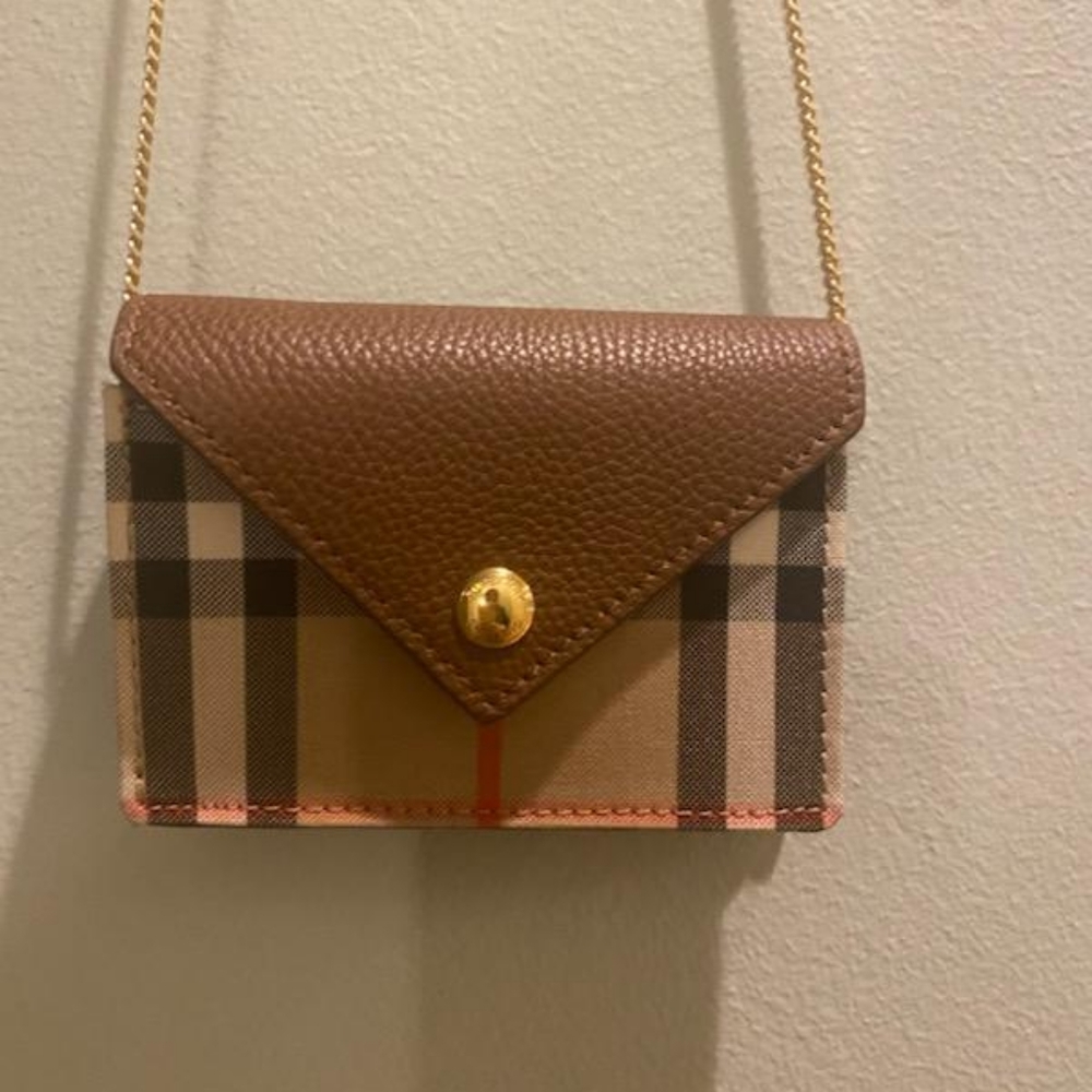Burberry wallet with gold chain